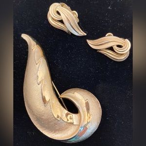 Vintage Crown Trifari Goldtone Leaf Brooch and Clip on Earring Set